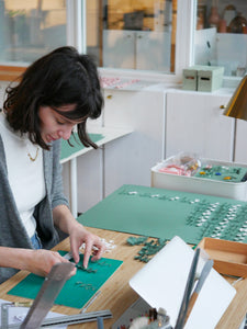 Hannah Levesque designer papier en train de réaliser des fleurs en papier